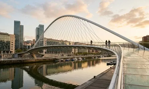 Puente Zubizuri y ría en Bilbao